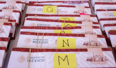 Entrega de tarjetas de la Beca Rita Cetina en Baja California