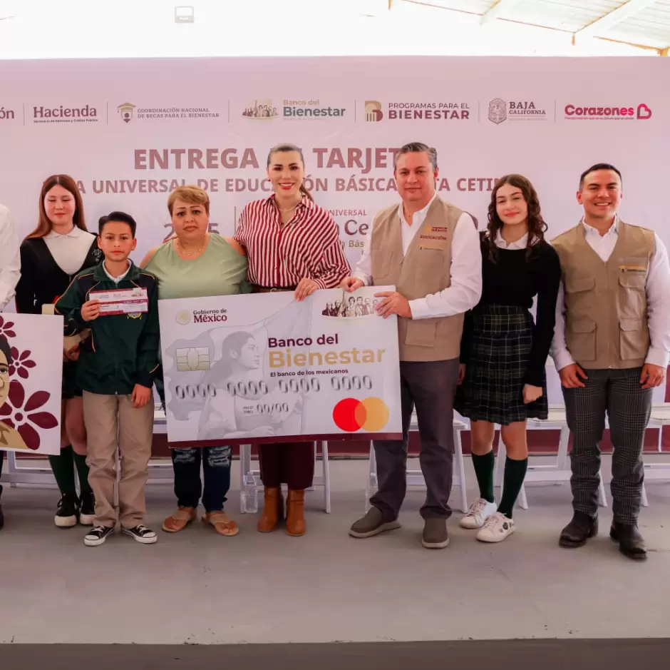 Entrega de tarjetas de la Beca Rita Cetina en Baja California