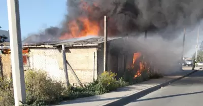 Incendio consume tres cuartos de madera en la colonia El Descanso de Tecate