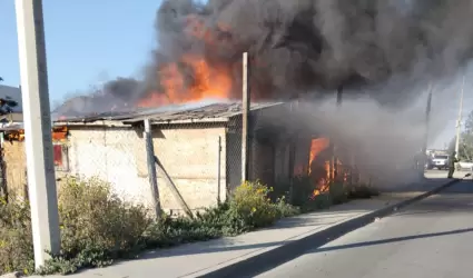 Incendio consume tres cuartos de madera en la colonia El Descanso de Tecate