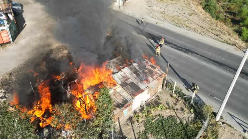 Incendio consume tres cuartos de madera en la colonia El Descanso de Tecate