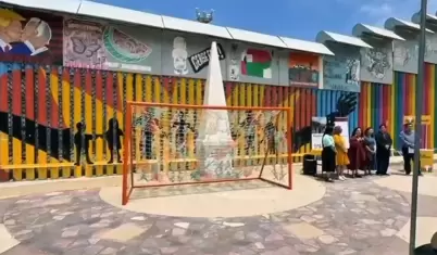 Obra pl�stica "Tejiendo Redes" en el muro entre M�xico y Estados Unidos