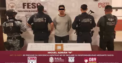 Detienen a hombre armado que circulaba en veh�culo con estrobos en Tijuana