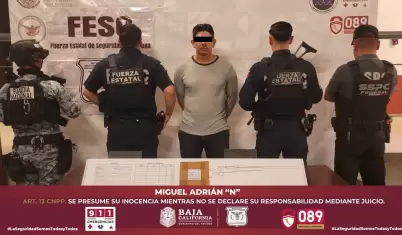 Detienen a hombre armado que circulaba en veh�culo con estrobos en Tijuana