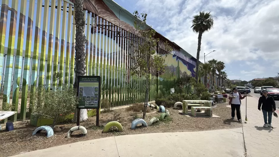 Activistas exigen restaurar jard�n binacional da�ado en playas de Tijuana