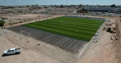 Contin�an trabajos en campo de f�tbol Godoy Calalo