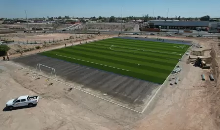 Contin�an trabajos en campo de f�tbol Godoy Calalo