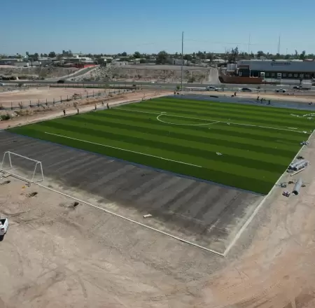 Contin�an trabajos en campo de f�tbol Godoy Calalo