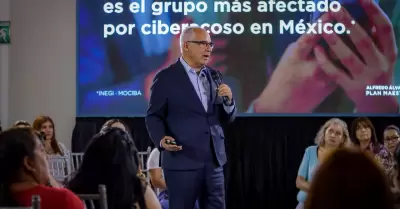 Alfredo �lvarez atiende invitaci�n de mujeres en Mexicali
