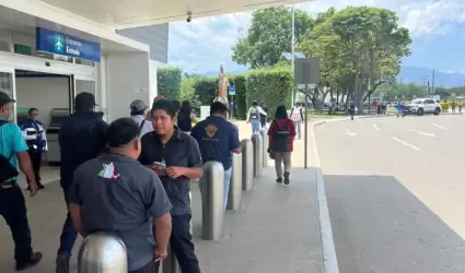 Bloqueo de la CNTE paraliza acceso al Aeropuerto Internacional de Oaxaca