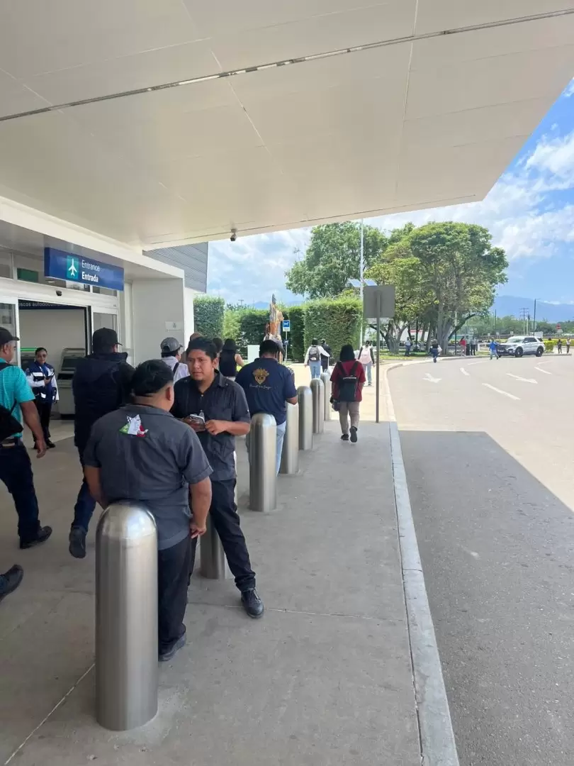 Bloqueo de la CNTE paraliza acceso al Aeropuerto Internacional de Oaxaca