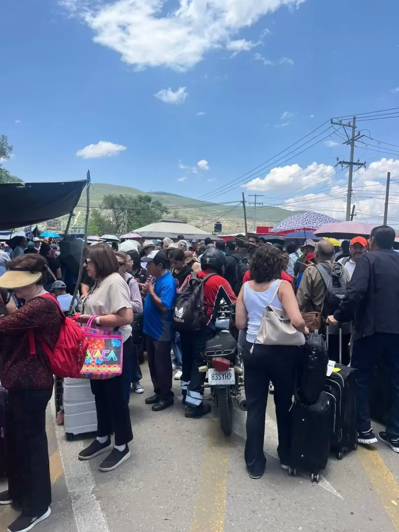 Bloqueo de la CNTE paraliza acceso al Aeropuerto Internacional de Oaxaca