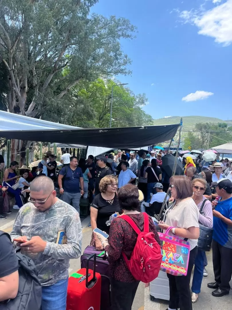 Bloqueo de la CNTE paraliza acceso al Aeropuerto Internacional de Oaxaca