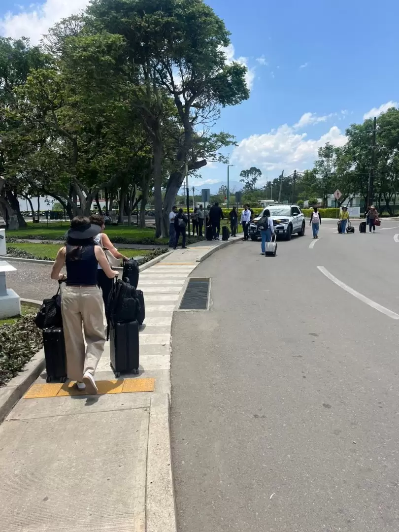 Bloqueo de la CNTE paraliza acceso al Aeropuerto Internacional de Oaxaca