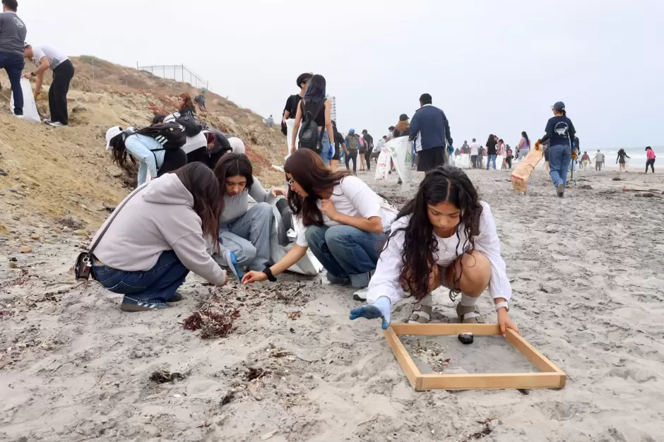 Retiran m�s de una tonelada de basura en playas de Tijuana