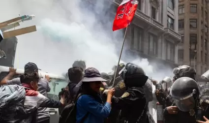 Maestros de la Secci�n 22 de la CNTE se enfrentan con polic�as de la Ciudad de M