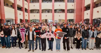 Juventud BC entrega becas Jobec a estudiantes de Playas de Rosarito