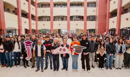 Juventud BC entrega becas Jobec a estudiantes de Playas de Rosarito