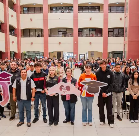 Juventud BC entrega becas Jobec a estudiantes de Playas de Rosarito