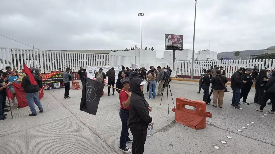 CNTE llev� protesta a la frontera y cerraron acceso a M�xico por El Chaparral