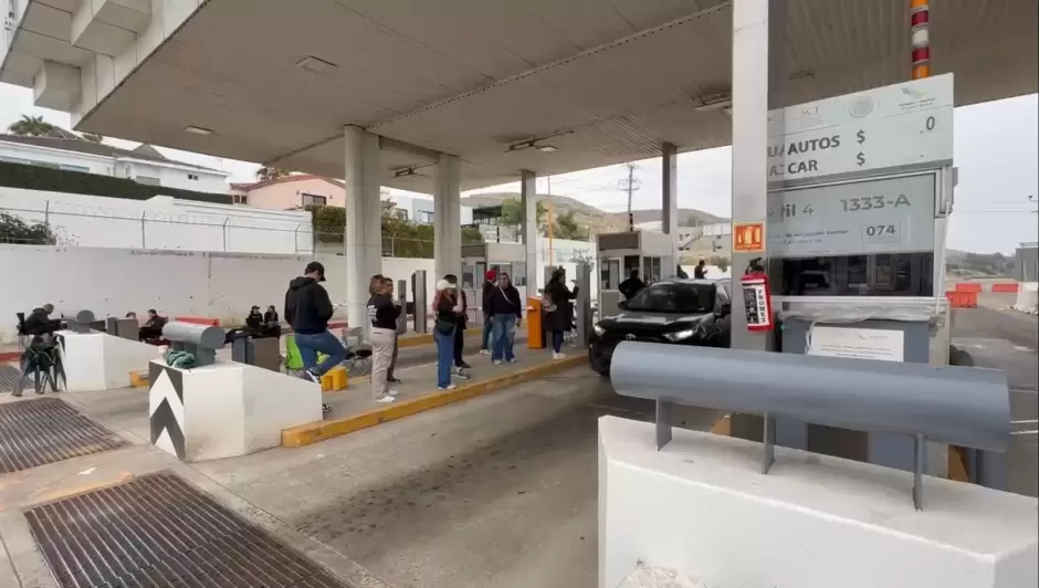 CNTE libera casetas y anuncia movilizaci�n hacia el aeropuerto de Tijuana