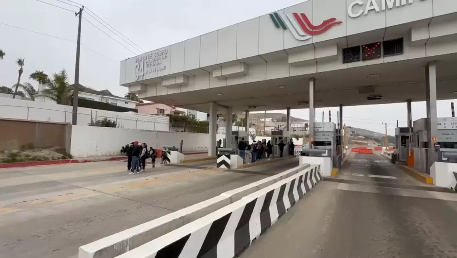 CNTE libera casetas y anuncia movilizaci�n hacia el aeropuerto de Tijuana