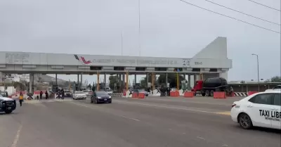 CNTE libera casetas y anuncia movilizaci�n hacia el aeropuerto de Tijuana