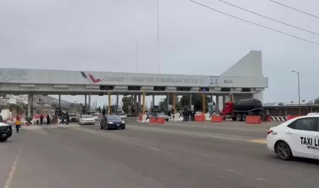 CNTE libera casetas y anuncia movilizaci�n hacia el aeropuerto de Tijuana