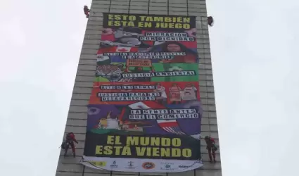 Acto de protesta en la Estela de Luz,