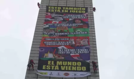 Acto de protesta en la Estela de Luz,