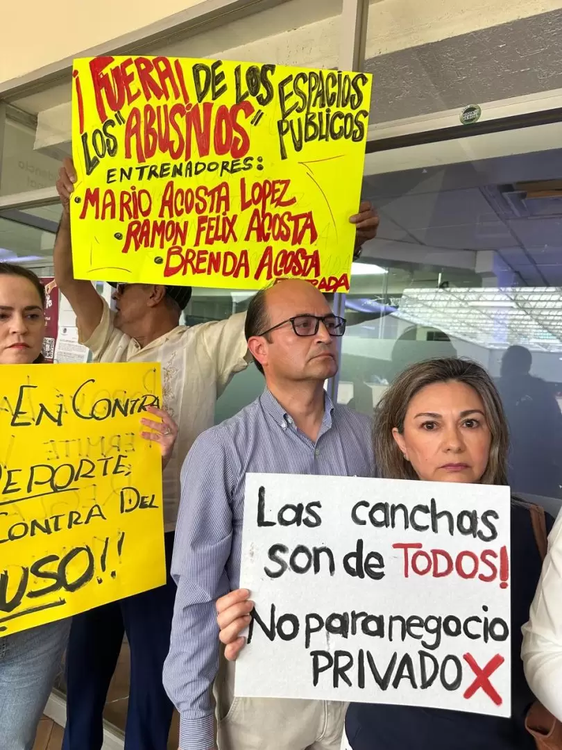 Exigen vecinos de Lomas Hipódromo desalojo de cancha usada por academia de basquetbol privada