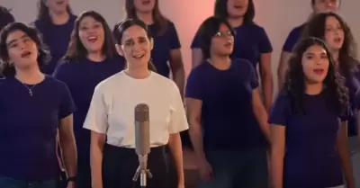 Julieta Venegas, "La ni�a futbolista"