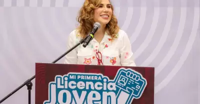 Facilita gobernadora Marina del Pilar primera licencia de conducir para juventud