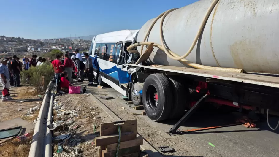 Choque entre transporte p�blico y pipa deja al menos 15 lesionados en el bulevar 2000