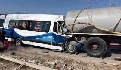 Choque entre transporte p�blico y pipa deja al menos 15 lesionados en el bulevar