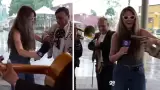 Reportera recibe un arma de un mariachi