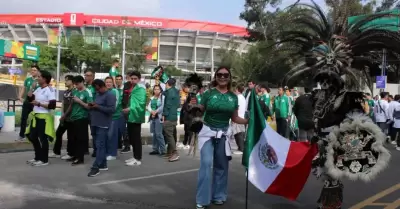 Aficionados esperan ingresar al Estadio Ciudad de M�xico para el partido inaugur