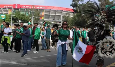 Aficionados esperan ingresar al Estadio Ciudad de M�xico para el partido inaugur
