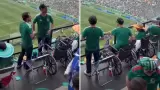 Aficionado en silla de ruedas se pone de pie durante partido inaugural