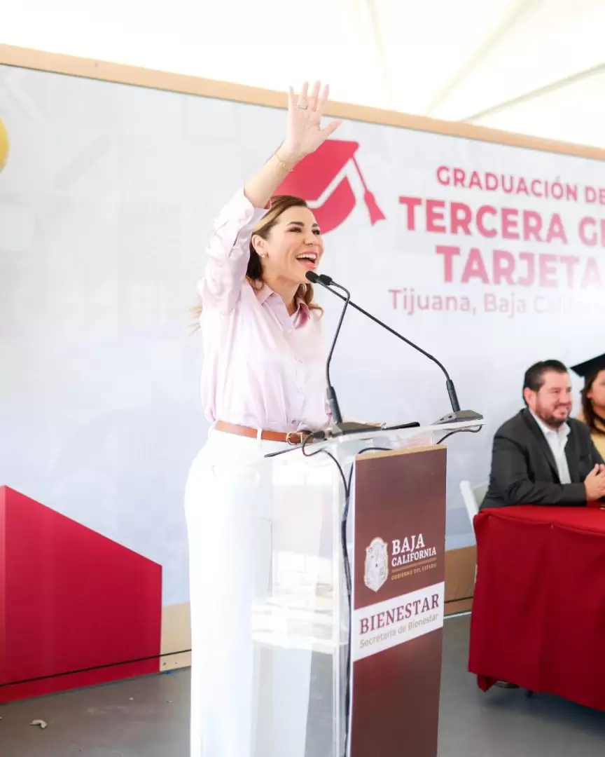 Egresa tercera generación de preparatoria impulsada por Tarjeta Violeta en Baja California