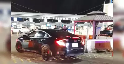 Detienen a conductor por ingresar a carriles restringidos de la garita de San Ys