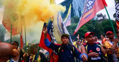 Colombianos desatan carnaval futbolero en el �ngel