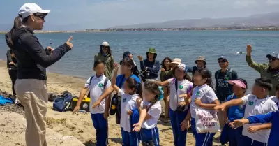Rinden protesta ni�as y ni�os como Guardianes Ambientales en Punta Banda