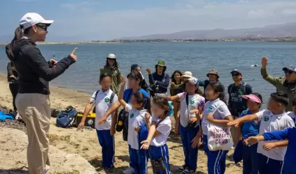 Rinden protesta ni�as y ni�os como Guardianes Ambientales en Punta Banda