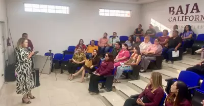 Capacitan a familias interesadas en adoptar