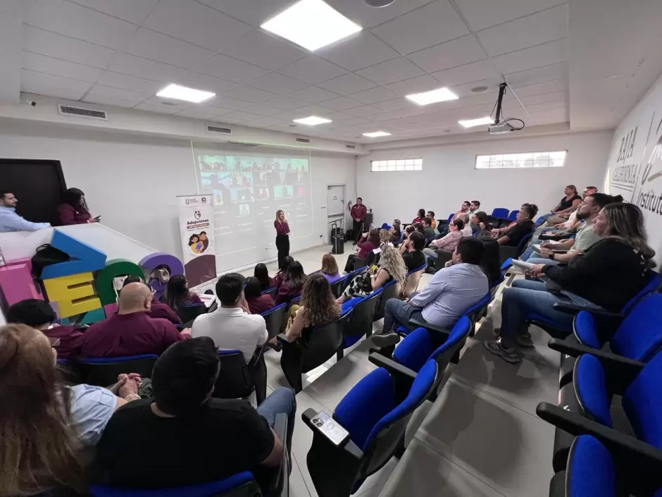 Capacitan a familias interesadas en adoptar