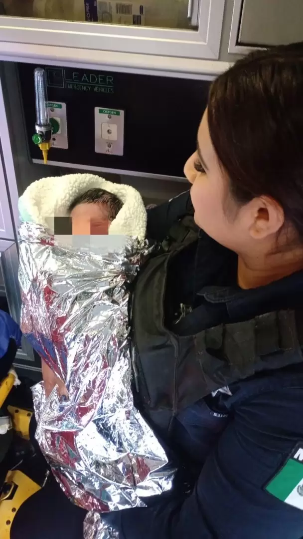 Bebé nace con apoyo de policías durante traslado de emergencia