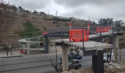 Puente peatonal en construcci�n sobre el bulevar Rosas Magall�n
