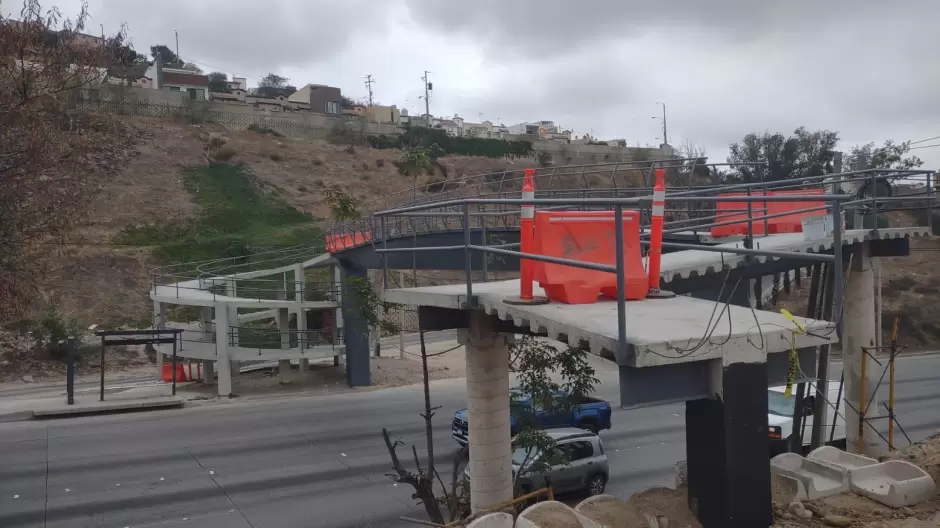 Puente peatonal en construcción sobre el bulevar Rosas Magallón