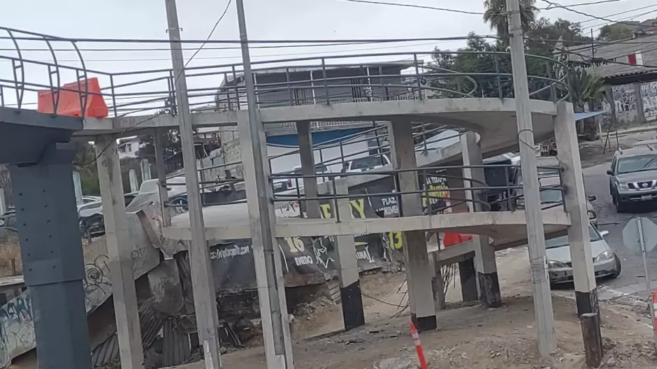 Puente peatonal en construcción sobre el bulevar Rosas Magallón